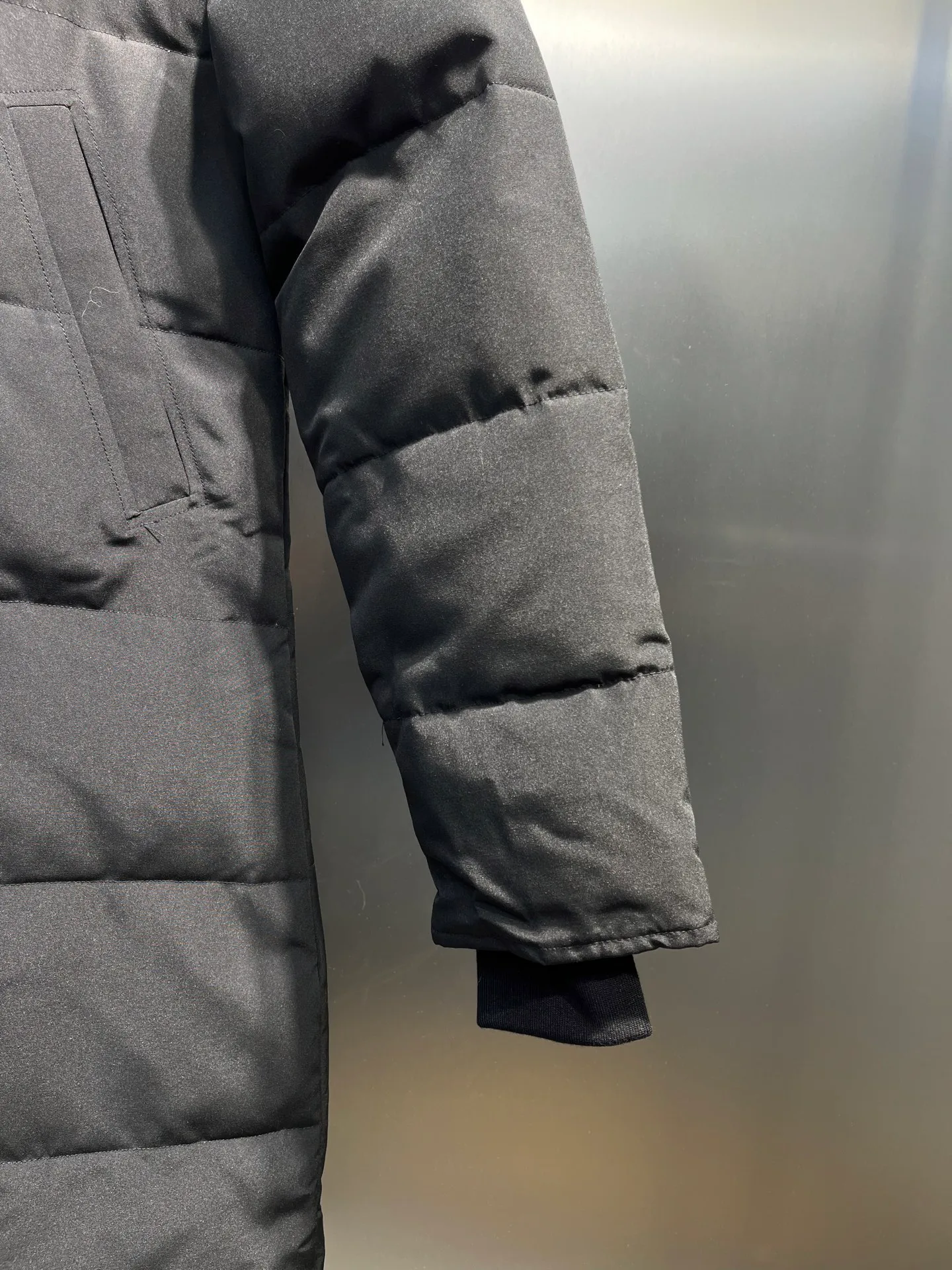 P860 Black) CANADA GOOSE Parka 22 styles ➖ Genuine synchronous anti-counterfeiting chip sensor! ➖ Imported 21-count polyester-cotton blended original fabric [last year’s 16-count/18-count hard fabrics have been completely eliminated, this year all use 21-count genuine synchronous fabrics, the soft mid-strap feels delicate and textured], genuine synchronous Feather-Light 10D waterproof coating fabric, made of 84.5 polyester fiber and 15.5 cotton, 100% the best feel in the entire network! ➖ The genuine official website is synchronized with the national standard 80 white duck down, you can check the official website customer service, there will never be a series of misleading claims such as 90 down or goose down! ➖ Using the best nylon lining with double double-layer sealing design, velvet-proof No. 7 needle + grid-filled down ready-made garments, there is 100% no so-called velvet running! ➖ The cuffs are designed with thickened seamless threads, and the collar and pockets are lined with top-quality polar fleece to keep you warm and comfortable! ➖ Yoshida YKK provides original custom-made electroplated sliders. YKK two-way lockable zippers are tight and smooth and will not peel off paint! ➖ 3M composite guarantees that the Velcro is the same as the original, durable, and all accessories and hardware are custom-made! ➖ Imported BEHRINGER embroidery machine to customize the 10,000-needle embroidery logo, 98% of which can be reproduced to restore the original logo. You can check and compare on the official website! ➖ The fur collars are all made of large pieces of Western Canadian blue wolf hide, ensuring that each fur collar is 13-15cm wide! size：xs-xl
